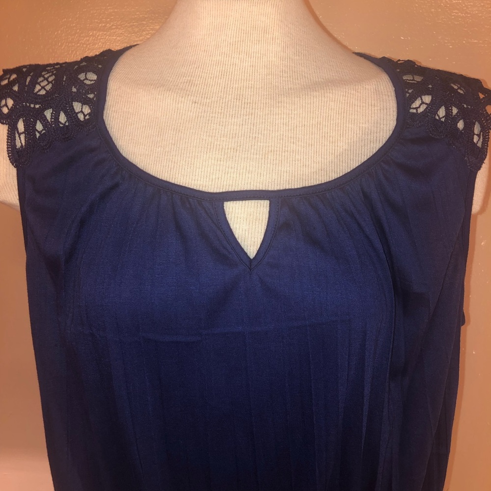 NWOT XL Navy lace-sleeved top. Tie front. Gorgeous